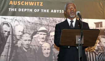 Kofi Annan opening the UN Exhibition 'Auschwitz - the Depth of the Abyss' in January 2005