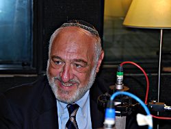 Harvey Schwartz at IsraCast Studios (© IsraCast)