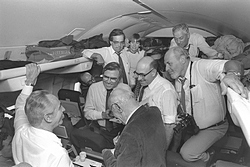 Rubinger (on the right) present as PM Shimon Peres briefs the Press Corp accompanying him on flight to Washington (photo by Herman Chanania)