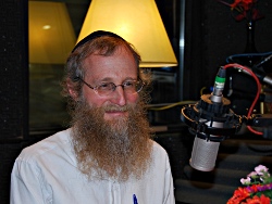 Rav Daniel Cohen at IsraCast Studios (© IsraCast)