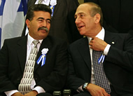 Peretz and Olmert (Photo: Amit Shabi)