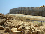 Israel-Egypt border fence. By "Idobi" user of Wikipedia