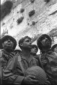 Rubinger's famous portrait of three Israeli Paratroopers in front of the Western Wall in Jerusalem minutes recapturing the Old City (CC GPO)